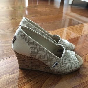 Only worn once! Perfect for Spring and Summer.